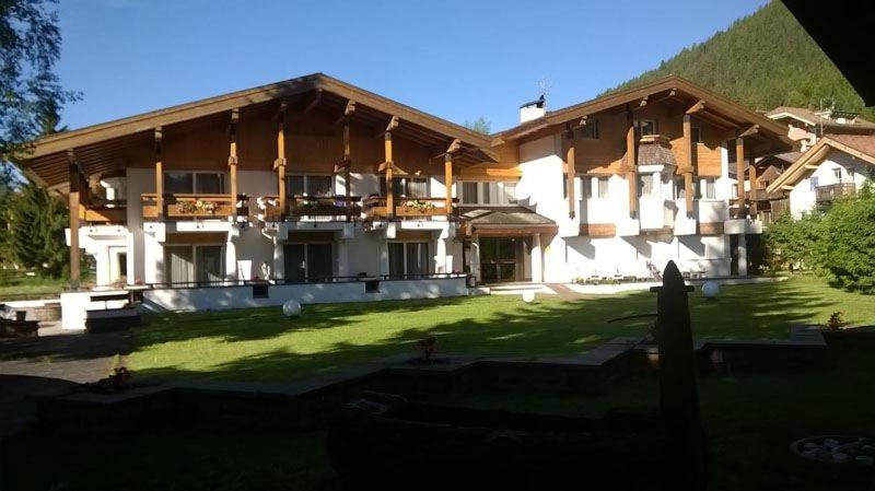 Residenza E Appartamenti Le Colonnine Pozza di Fassa Eksteriør billede